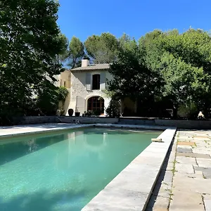 https://mas-des-cigales-et-roulotte.fr-provencehotel.com